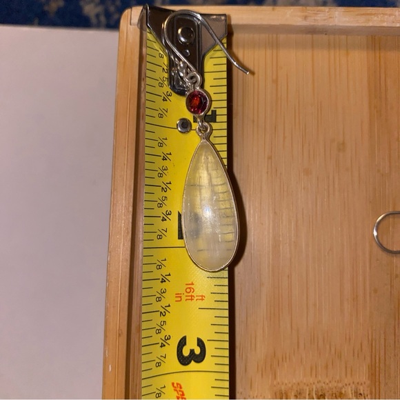 Garnet and selenite French hook earrings - Picture 5 of 6